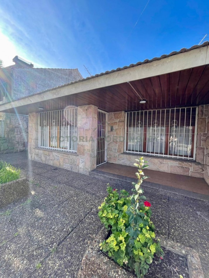 VENTA | CHALET 3 AMBIENTES | DEPENDENCIA | QUINCHO | COCHERA | 